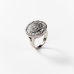 Sparkling vintage rhodium-plated metallic ring